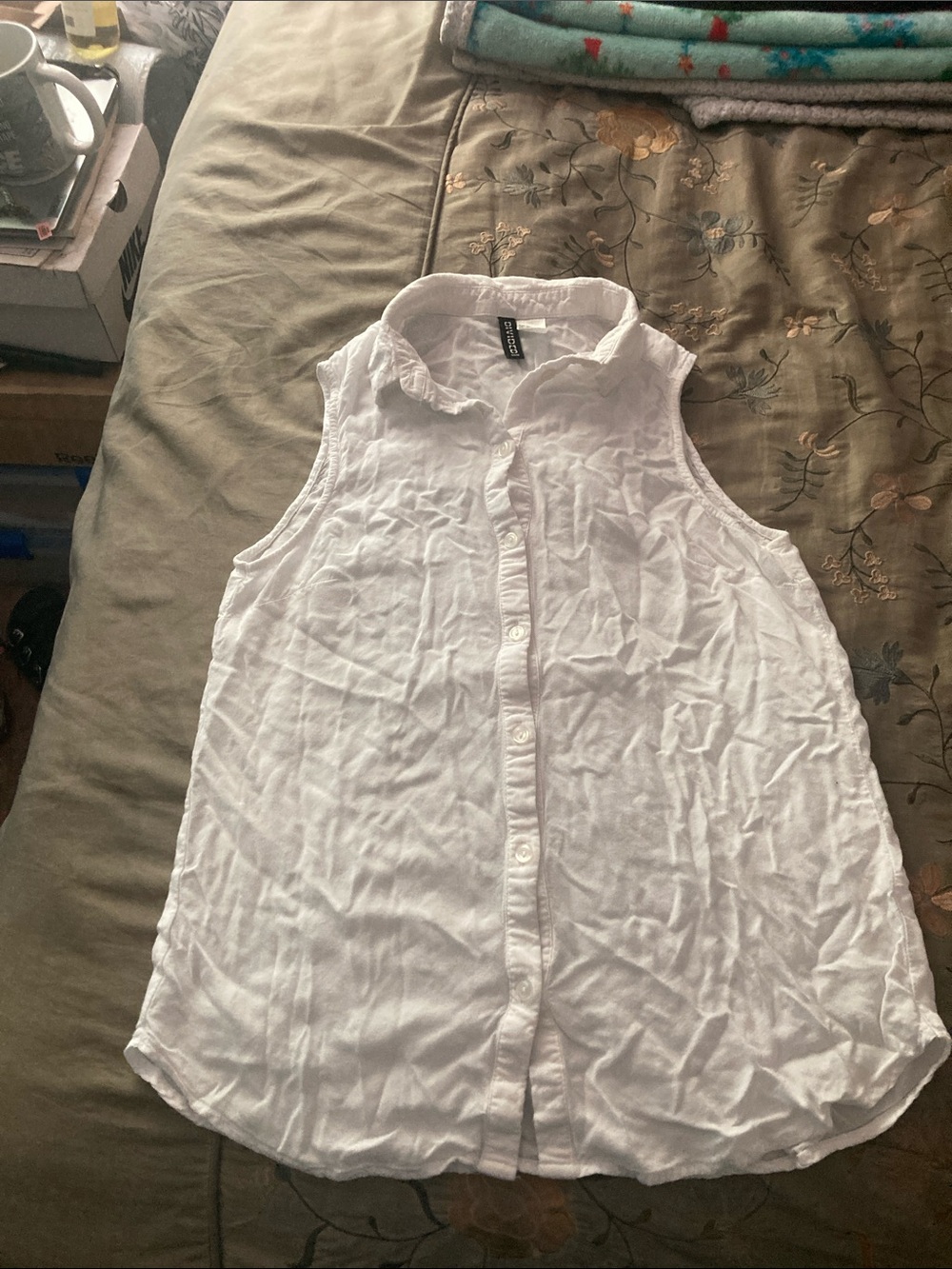 H&M White Sleeveless Button Front Blouse